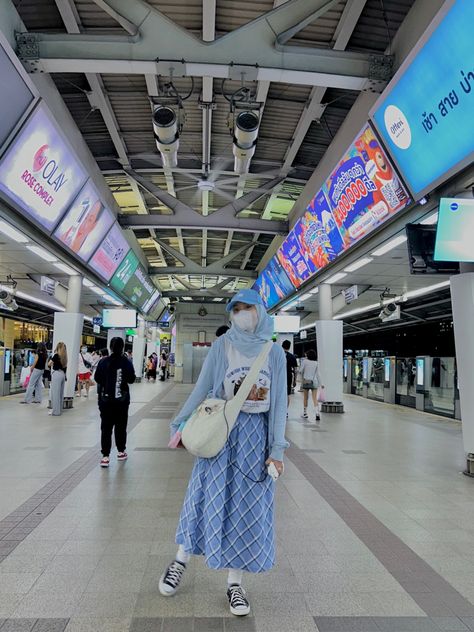 Blue outfit hijab ootd inspo 💙💙 Blue Outfit Hijab, Headphones Outfit, Blue Headphones, Headphone Outfit, Blue Ootd, Txt Concert, Blue Hijab, Ootd Inspo, Hijab Ootd