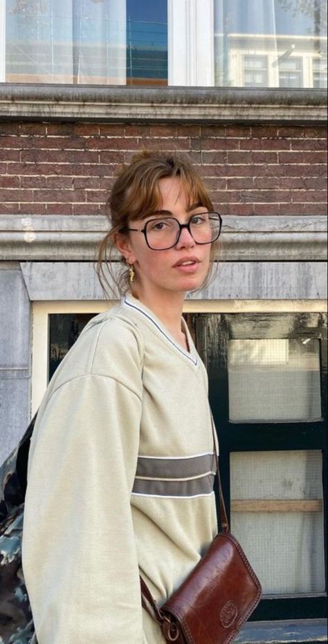 Artsy Glasses Frames, Grandma Glasses Aesthetic, Large Glasses For Women, Outfits With Eyeglasses, Oversized Glasses Aesthetic, Girl With Eyeglasses Aesthetic, Statement Glasses Frames, Lunette Aesthetic, Glases Girl Aesthetic