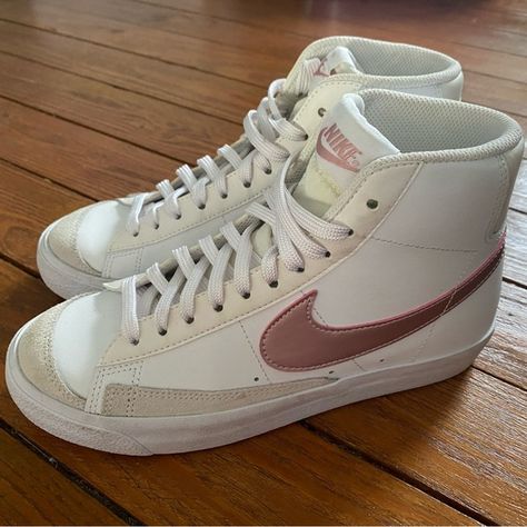 Rose Gold Nike Blazers Rose Gold Nike Blazers, Rose Gold Shoes Sneakers, Rose Gold Nike Shoes, Gold Nike Shoes, Rose Gold Nike, Rose Gold Nikes, Rose Gold Clothes, My Quinceanera, Rose Gold Adidas