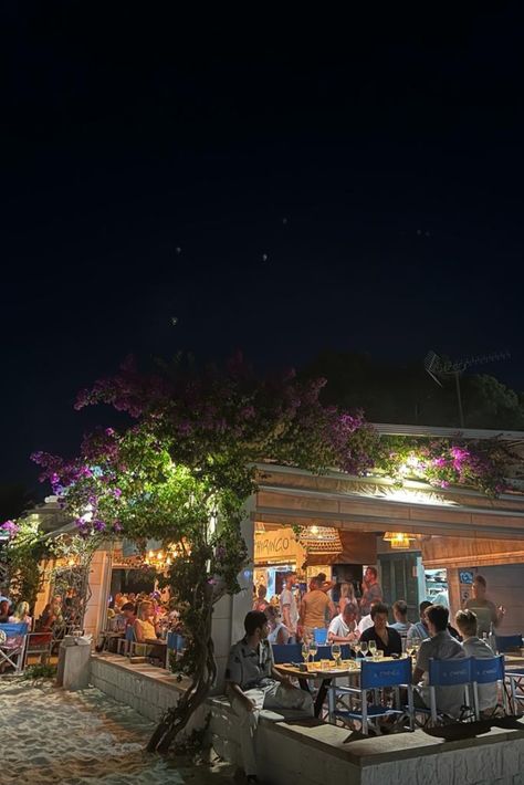 It doesn't get better than this... food, drinks, friends and good vibes at Il Chiringo Beach Restaurant in Mallorca, Spain 🦀 aesthetic, summer nights, sangria, wine, mallorca travel recommendations, mallorca restaurant recommendations, mallorca travel guide, european summer, summer 2023 destinations, lifestyle, beach bar, beach restaurant, travelling with friends, group of friends, friends in summer, tapas, spain, balearic islands, best life, european lifestyle, european girl, island life Summer Tapas, Mallorca Restaurant, Friends In Summer, Costa Brava Beach, Late Night Summer, Spain Aesthetics, European Lifestyle, Mallorca Travel, Drinks Friends