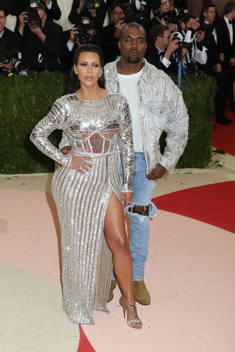 Kim Kardashian - Manus x Machina Fashion In An Age Of Technology Costume Institute Gala at Metropolitan Museum of Art in New York City 2 May 2016 Kanye Met Gala, Kim Kardashian Balmain, Sweet 16 Outfits, Kenzo Dress, Met Gala Outfits, Kim Kardashian Kanye West, Met Gala Dresses, Kim And Kanye, Met Ball