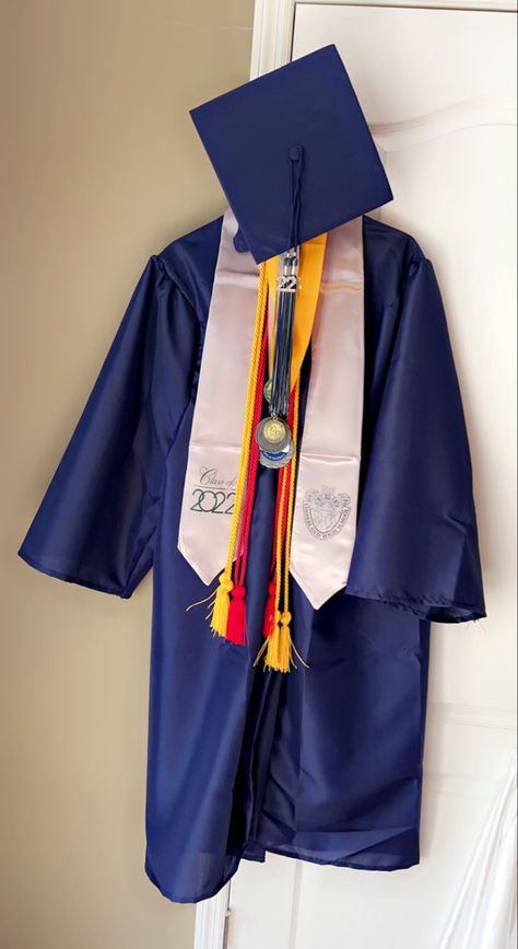 Spirit Day Outfits, Kindergarten Graduation Themes, College Graduation Photography, Graduation Cords, Graduation Themes, Graduation Tassel, Spirit Day, Graduation Cap And Gown, College Vision Board