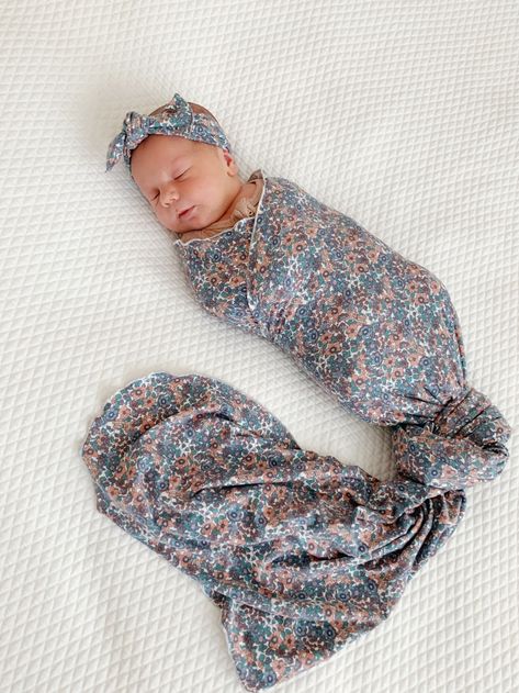 How To Sew Two Types of Baby Swaddles: Woven and Knit – The Sara Project Baby Swaddle Diy, Swaddle Blanket Pattern, Baby Swaddle Pattern, Ollie Swaddle, Baby Swaddle Wrap, Wallet Sewing Pattern, Newborn Swaddle, Baby Sewing Projects, Baby Sewing Patterns