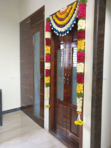 House Opening Decoration With Flowers, Door Flower Decoration, Used Wedding Decor, Entrance Door Decor, Peda Recipe, Home Flower Decor, House Warming Ceremony, Wedding Ceremony Ideas, Housewarming Decorations