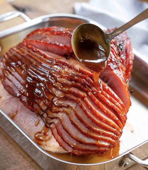 Receta: Jamón al horno (con glaseado de azúcar morena) - Tu Nuevo Hogar Sugar Ham Glaze, Brown Sugar Ham, Ham Glaze Brown Sugar, Dinner Then Dessert, Ham Glaze Recipe, Honey Glazed Ham, Spiral Ham, Slow Cooker Ham, Honey Baked Ham