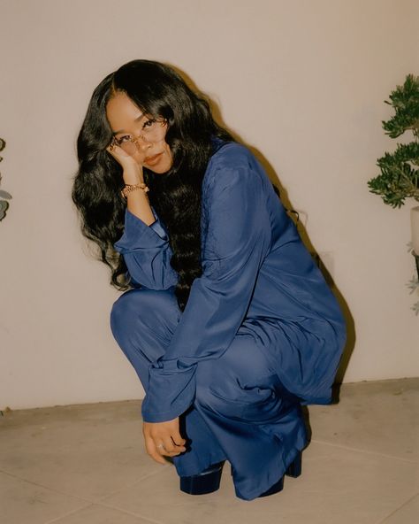 H.e.r Outfits, Black Female Celebrity, H.e.r Singer Aesthetic, 2018 Aesthetic, Wardrobe Necessities, Short Love Quotes, Back Of My Mind, H.e.r Aesthetic, Baroque Pattern