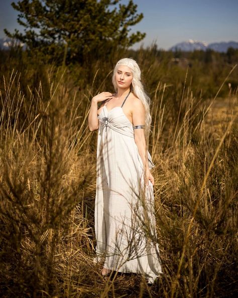 👑 Dany captured by @avhportraits 📸 🎨Cosplayer: @queenamydalacosplay 🐉Character: Daenerys Targaryen aka The Khaleesi ⚔️Fandom: Game of Thrones #khaleesi #daenarystargaryen #daenarys #daeneryscosplay #gameofthrones #cosplayphotography #motherofdragons #gameofthronescosplay #cosplayer #cosplayersofinstagram #cosplay #fantasyphotography Daenerys Costume Halloween, Danarys Targaryen, Daenerys Cosplay, Khaleesi Costume, Daenerys Costume, Daenerys Targaryen Costume, Game Of Thrones Khaleesi, Game Of Thrones Cosplay, Game Of Thrones Costumes