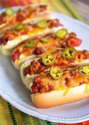 Taco Chili Dogs - hot dogs topped with a quick homemade taco chili and cheddar cheese. Hamburger, taco seasoning, tomato sauce, water and Rotel tomatoes. SO good! Can make chili ahead of time and reheat when ready to make the Taco Chili Dogs. These were a huge hit in our house! Hamburger Taco, Taco Chili, Gourmet Hot Dogs, Hot Dogs Recipes, Hot Dog Toppings, Hot Dog Chili, Burger Dogs, Homemade Mexican, Plain Chicken