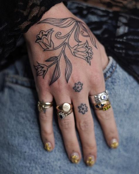 Matching Concept Tattoos, Soph Floyd Tattoos, Hand Poke Flower Tattoo, Healed Hand Tattoo, Flower Tattoo Styles, You Are Art Tattoo, Quilt Block Tattoo, Healing Hand Tattoo, Flowers Hand Tattoo