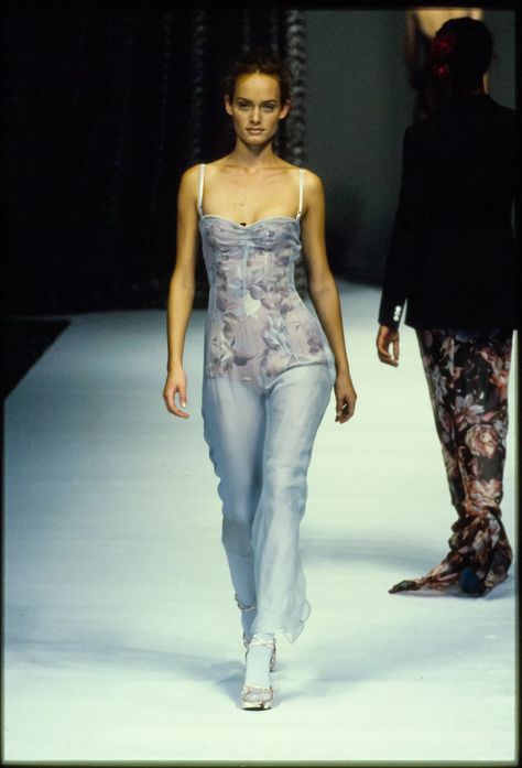 90s Runway Fashion Dresses, Runway Fashion Looks, Dolce And Gabbana Runway, Gabbana Dress, 90s Runway Fashion, Runway Looks, Mermaid Fashion, Yellow Fashion, Fashion Show Collection