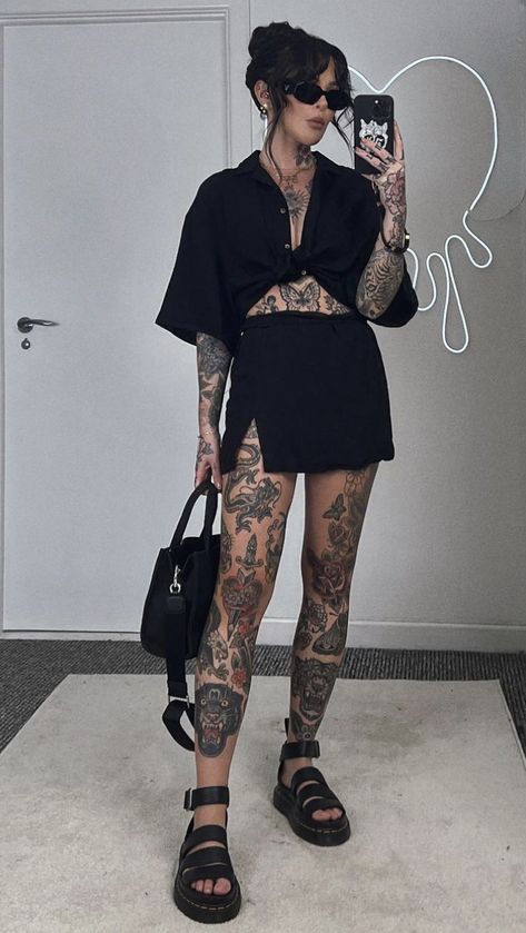 Edgy Outfits Summer, Goth Summer Outfits, Boredpanda Viral Pins, Summer Outfits Edgy, Summer Goth Outfits, Alt Summer Outfits, American Traditional Tattoos, Casual Goth, Traditional Tattoos