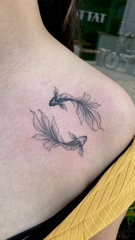 Fish In A Circle Tattoo, Coy Fish Matching Tattoo, Fish Tattoo Ideas For Women, Small Pisces Tattoos Fish, 2 Fish Tattoo Design, Pieces Koi Fish Tattoo, Koi Fish Tattoo On Shoulder, Fish Tattoo Betta, Koi Fish Circle Tattoo