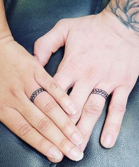 Unique Ring Tattoos, Tattoos For Wife For Husband, Wedding Band Tattoos, Bands Tattoo, Ring Tattoo Ideas, Twin Flame Tattoo, Wedding Ring Finger Tattoos, Pretty Wedding Bands, Love Finger Tattoo