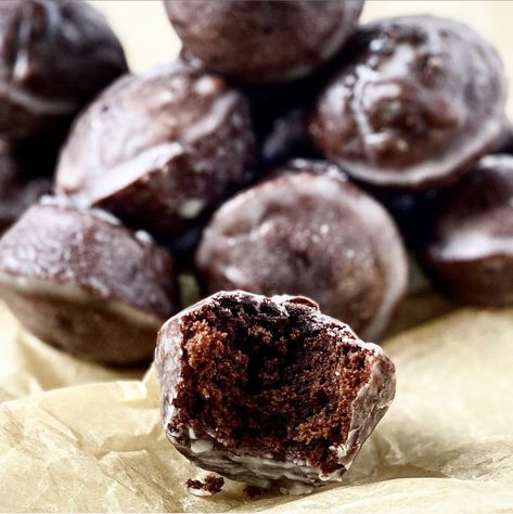 These Glazed Chocolate Doughnut Holes Are Made out of Pantry Staples—And Incredibly Addicting Buttermilk Donut Cake, Chocolate Donut Holes, Glazed Donut Holes, Muffin Bread Recipe, Donuts Holes, English Muffin Bread Recipe, Chocolate Glazed Donut, Chocolate Doughnut, English Muffin Bread