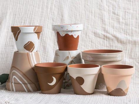 Boho Pots, Painted Planters, Clay Plant Pots, Terra Cotta Pottery, Plant Pot Design, Planter Project, Painted Pots Diy, Painted Plant Pots, Business Expansion