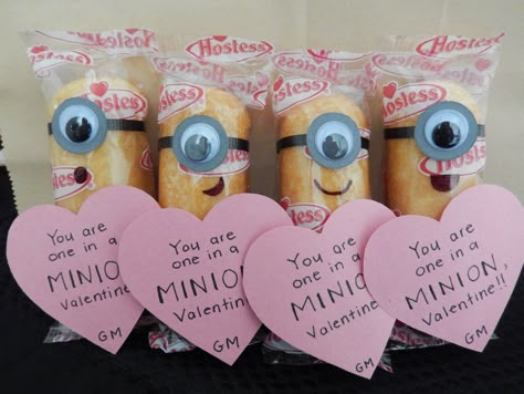 Twinkie Minions "You are one in MINION Valentine!" They are a lot easier to make with wiggle eyes. Valentine Snack, Twinkie Valentine Ideas, Valentine’s Day Treats For Students, Minion Valentine Ideas, Minions Valentines Quotes, Minions Valentines, Diy Minion Valentines Cards, Valentine’s Day Class Party Treats, One In A Minion Valentine