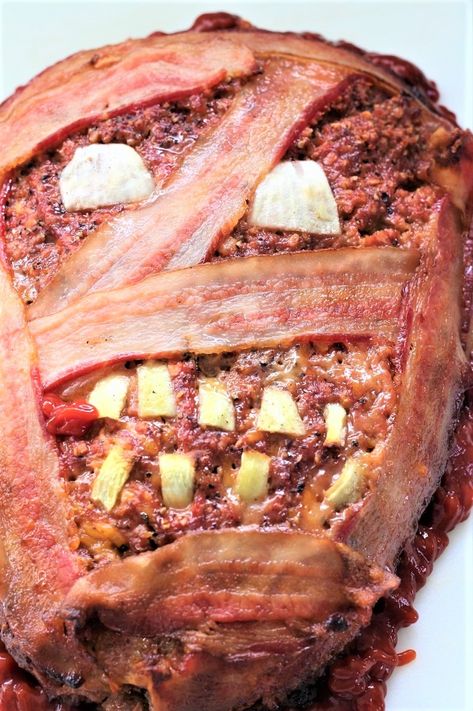 Bacon Wrapped Mummy Meatloaf - My Recipe Treasures Zombie Meatloaf, Recipes For Meatloaf, Mummy Meatloaf, Grilling Hamburgers, Halloween Meal, Zombie Food, Gluten Free Halloween, Mummy Recipes, Countdown To Halloween