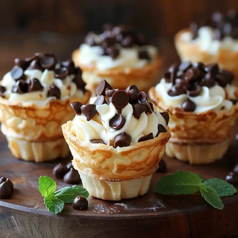 Mini Cannoli Cups Cannoli Cups, Mini Cannoli, Finger Desserts, Cannoli Recipe, Phyllo Cups, Dessert Presentation, Cookies Cake, Easy To Make Desserts, Italian Cookies