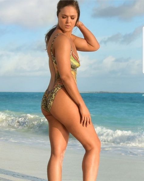 10 Hot Photos Of Ronda Rousey's Ass - PWPIX.net Female Crossfit Athletes, Rhonda Rousey, Rowdy Ronda, Swimsuit Edition, Ufc Fighters, Wwe Female Wrestlers, Ronda Rousey, Wwe Womens, Sports Illustrated Swimsuit