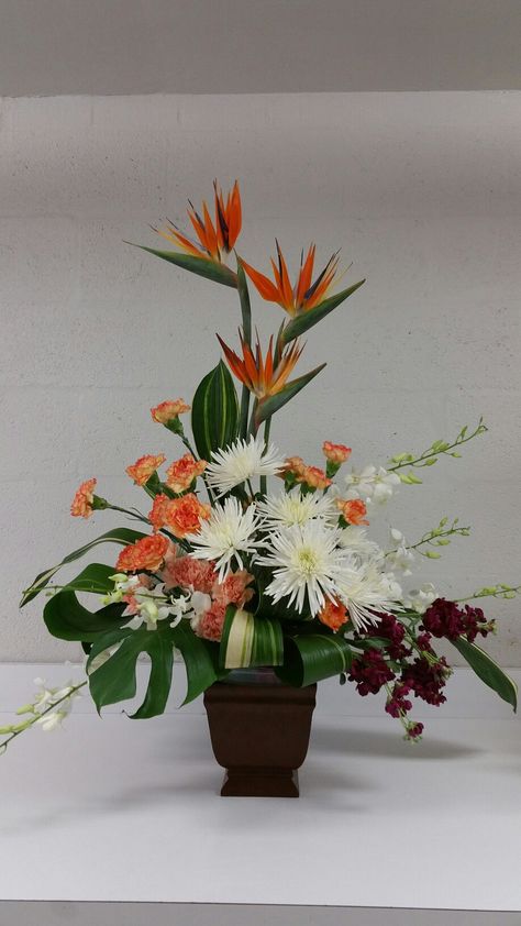 Bird Of Paradise Flower Arrangement, Gregor Lersch Floral Design, Peach Carnations, Vegetative Floral Design, Gregor Lersch, Arreglos Ikebana, Summer Flower Arrangements, Contemporary Flower Arrangements, Winter Floral Arrangements