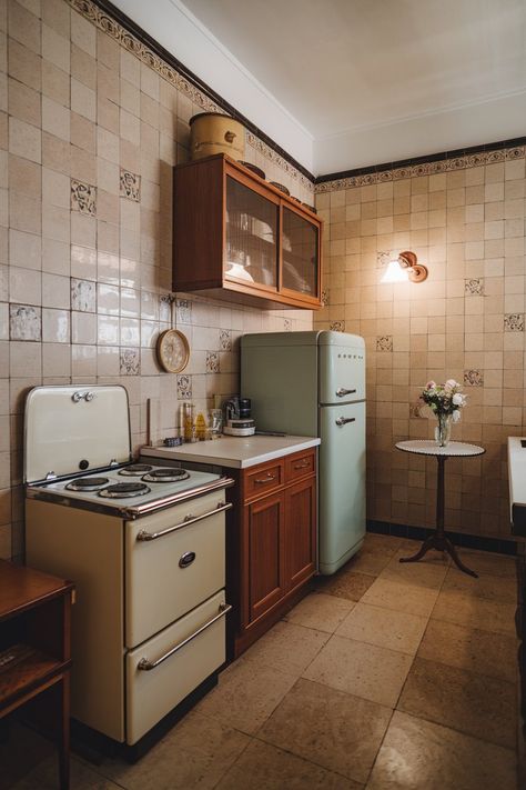 Modelo De Cocinas Pequeñas Kitchen With Vintage Appliances, Small 1920s Kitchen, Small Kitchen With Fridge, 1940s Home Decor Interior Design, 1940 Kitchen, 1920 Kitchen, Berlin House, 1940s Home Decor, 1920s Kitchen