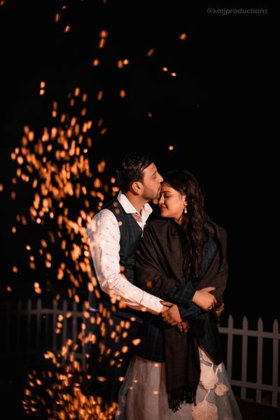 Bonfire Photoshoot Couple, Bonfire Pre Wedding Shoot, Camp Poses, Bonfire Photoshoot, Camp Couple, Night Shoot Ideas, Diwali Couple, Campfire Photography, Campfires Photography