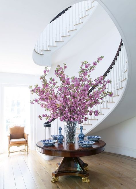 entryway at Weatherstone Connecticut estate Carolyne Roehm Design & Style: A Constant Thread book Rizzoli Carolyne Roehm, Rustic Entryway Table, Large Flower Arrangements, Foyer Table, Stair Case, Foyer Decorating, Foyer Design, Hall Table, Entry Table