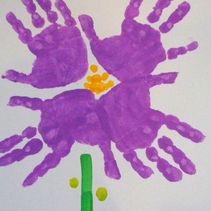 25 Perfectly Purple Crafts (And A Few Surprises) For Kids – Play Ideas Flowers Crafts Preschool, Flower Crafts Preschool, Purple Crafts, Crafts For Preschoolers, April Crafts, Preschool Colors, Crafts Preschool, Handprint Crafts, Daycare Crafts