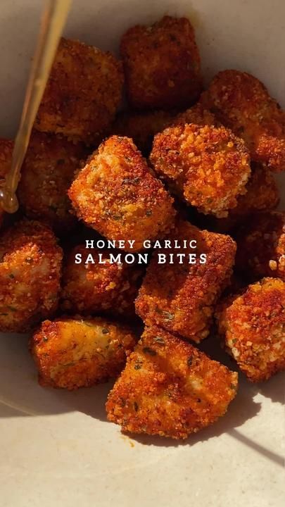 (1)crispy, honey garlic salmon bites✨ follow @shewillevolve for more easy... | TikTok Honey Garlic Salmon Bites, Garlic Salmon Bites, Salmon Bites Recipe, Salmon Bites, Honey Garlic Salmon, Plats Healthy, Garlic Salmon, Atlantic Salmon, Old Bay