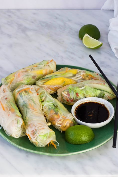 Springrolls met mango, glasnoedels en soja dipsaus - Feelgoodbyfood Food Out, Healthy Diet Recipes, Fine Food, Spring Rolls, Delicious Healthy Recipes, Clean Recipes, Veggie Recipes, Asian Food, Food Dishes