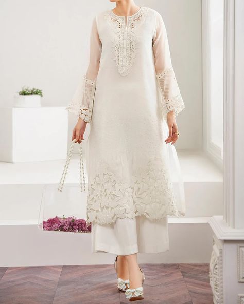 Embroidered formal ready to wear. Shop : www.brandaffection.uk Link in bio 👆 #pakistanidesignersuitsuk #embroideredchiffon #organzasuits #pakistanistreetstyleuk #baroqueofficial #eidoutfits #pakistanisuitsuk White Pakistani Suit, Designing Blouse, Designer Ready To Wear, Agha Noor, Function Dresses, Organza Suits, Styles Dress, University Outfit, Pakistani Party Wear