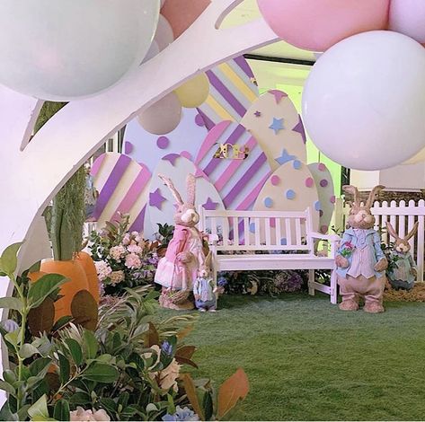 Easter Bunny Pictures Backdrop, Easter Egg Backdrop, Easter Props, Diy Easter Backdrop Ideas, Easter Backdrop, Easter Backdrop Ideas, Easter Photo Backdrop Ideas, Large Easter Basket, Easter Photo Backdrop