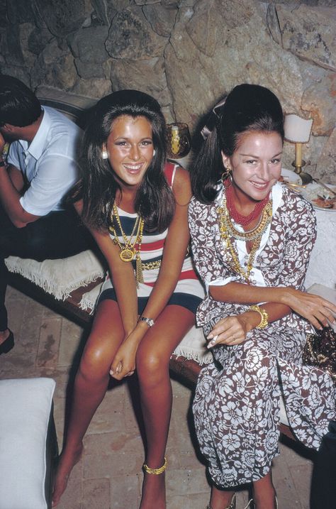 Cute 1960's socialites. Slim Aaron, Slim Aarons Photography, Slim Aarons Poolside, Stile Blair Waldorf, Patti Hansen, Beauty Vanity, Costa Smeralda, Beachy Summer, Lauren Hutton