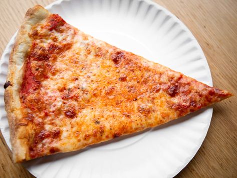 History of NY style pizza.  Slice of plain pizza from Delmar Pizza in Sheepshead Bay, NY. New York Pizza Dough Recipe, Pizza History, Plain Pizza, History Of Pizza, Ny Style Pizza, Ny Pizza, Pizza Style, Pizza Maker, New York Pizza