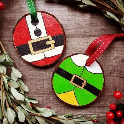 Elf Wood Slice Ornament, Wood Rounds Ornaments, Wood Slice Art Christmas Easy, Wooden Round Christmas Ornaments, Wooden Ornament Painting Ideas, Circle Ornaments Diy, Painted Christmas Ornament Ideas, Wood Slice Christmas Decorations, Diy Family Christmas Ornaments