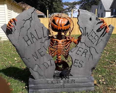 Haunted Outdoor Decorations, Halloween Decorations Scary Creepy, Scariest Halloween Decorations, Haunted Pumpkin Patch Yard, Pumpkin Graveyard, Haunted Pumpkin Patch, Outdoor Halloween Decor Ideas, Spooky Diy Halloween Decor, Creepy Halloween Props