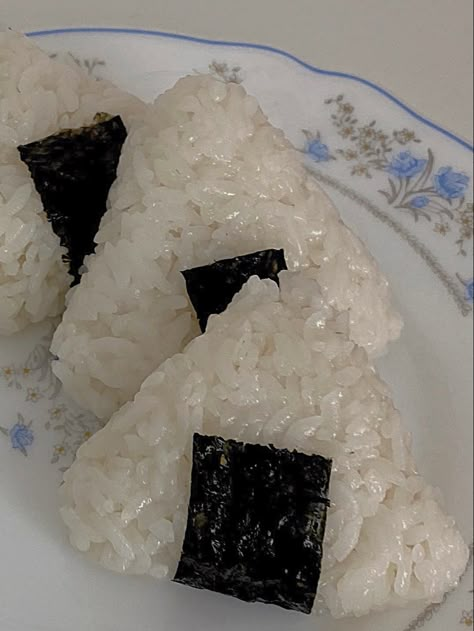 Onigiri Aesthetic, Healthy Food Art, Food Japanese, Korean Street Food Recipes, Yum Recipes, Food Receipt, Think Food, Japanese Aesthetic, Healing Food