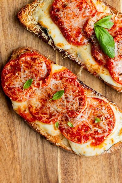 Pizza Toast Recipe, Pizza Toast, Plats Healthy, Healthy Pizza, Deilig Mat, Toast Recipes, Inspired Recipes, Homemade Pizza, Hailey Bieber