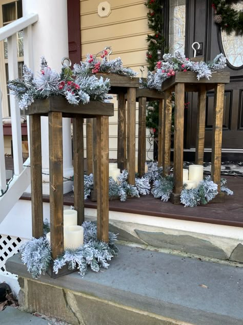 Diy Outdoor Christmas Lanterns, Lantern Decorations Christmas, Diy Outdoor Xmas Decor, Diy Lanterns Christmas, Lantern Decor Christmas Diy, Outdoor Pallet Christmas Decorations, Outdoor Christmas Lantern Ideas, Diy Outdoor Winter Decorations, Pallet Christmas Ideas