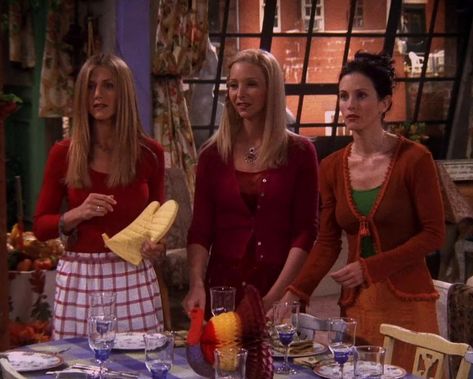 FRIENDS 1999 (S6 E9) Rachel, Phoebe and Monica Lisa Kudrow Friends, Phoebe Buffay Outfits, Monica Rachel, Rachel Monica Phoebe, Rachel Green Friends, Friends Season, Cami Romper, Monica Geller, Phoebe Buffay