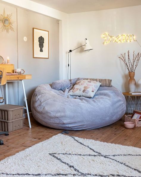 Bean Bag Living Room, Comfy House, Cosy Reading Corner, Cozy Reading Corners, Comfy Bedroom, Cosy Room, Cosy Corner, Living Room Scandinavian, Redecorate Bedroom