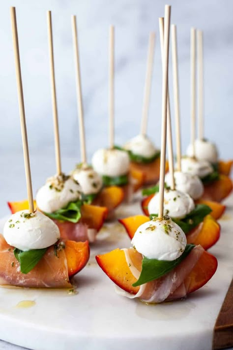 Peach Appetizer, Salad Caprese, Skewer Appetizers, Small Appetizers, Party Food Appetizers, Food Platters, Party Snacks, Wedding Food, Appetizers For Party