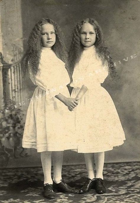 Postmortem Photos, Creepy Children, Victorian Wedding Inspiration, Creepy Kids, History Queen, Victorian Pictures, Standing Pose, Strange History, Altered Photo