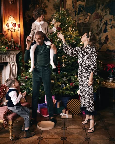 Christmas Family Portraits, Stylist Job, One Piece Christmas, Family Christmas Photoshoot, Chalet Christmas, Christmas Editorial, Lauren Aesthetic, Christmas Couple Pictures, Ralph Lauren Aesthetic