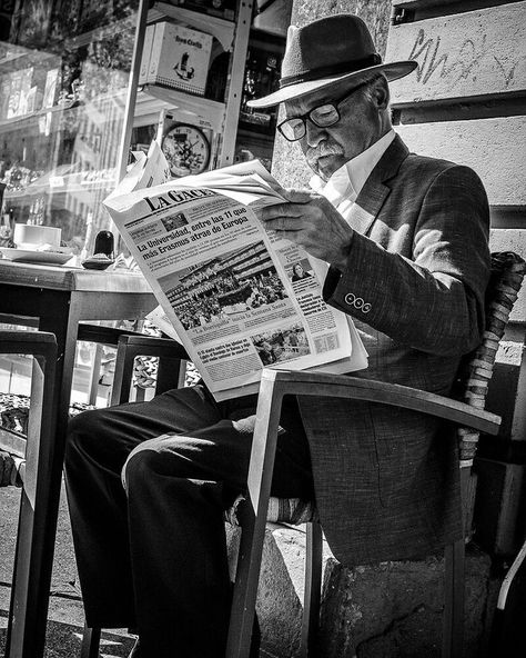 Newspaper Drawing, Street Photography People, 얼굴 드로잉, How To Read People, Storytelling Photography, Creative Photography Techniques, Figure Photo, Man Sitting, City Pictures