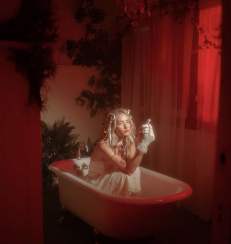 Fantasy Indoor Garden, Garden Green House, Celebrity Bathrooms, Bathtub Aesthetic, Garden Shoot, Bathtub Photography, East Hollywood, Fire And Desire, Vintage Bathtub