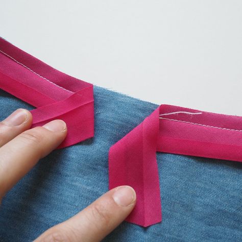 How To Sew Bias Binding, Bias Binding Tutorial Sewing Techniques, Sew Bias Binding, Bias Binding Tutorial, Sewing Bias Tape, Dressmaking Patterns, Sewing Binding, Diy Sewing Gifts, Binding Tutorial