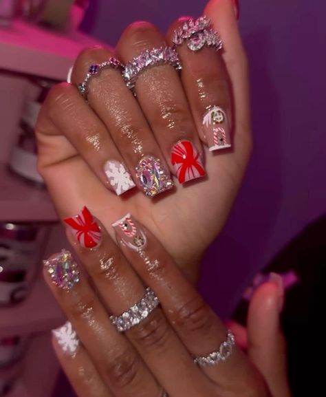 Christmas Nails Shorties, Exotic Christmas Nails, Short Nails Acrylic Christmas, Xmas Nails Short, Short Christmas Acrylic Nails, Short Christmas Nails Simple, Christmas Emojis, Poppin Nails, Overlay Nails