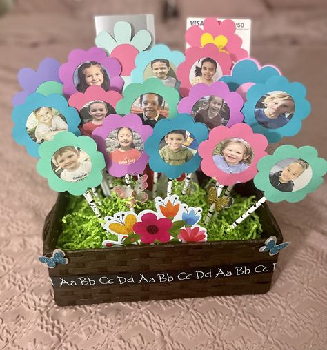 Class gift students to teacher, flower gift card holder Class Gifts For Teacher, Flower Gift Card Holder, Teachers Day Decoration, Art Center Preschool, Teacher Gifts From Class, Gift Card Tree, 80th Birthday Party Decorations, Handmade Teacher Gifts, Student Crafts