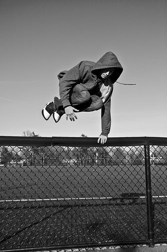 Parkour. Developed in France Parkour is derived from gymnastics and other martial arts. Parkour Photography, Poses Manga, Anatomy Poses, Human Poses, Foto Art, Dynamic Poses, Break Dance, Free Running, Action Poses